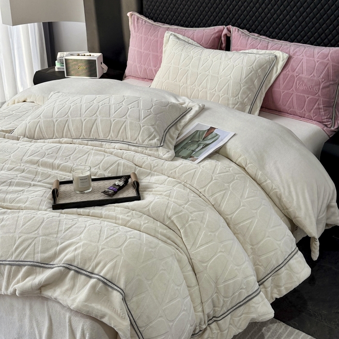 91家纺网 家纺一手货源 找家纺 2024新款雕花高密牛奶绒四件套-薇卡 薇卡-云朵白