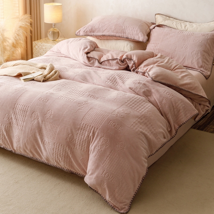 91家纺网 家纺一手货源 找家纺   艾莱  2023新款贝壳边加厚牛奶绒四件套-玫瑰爱人 玫瑰爱人-烟粉