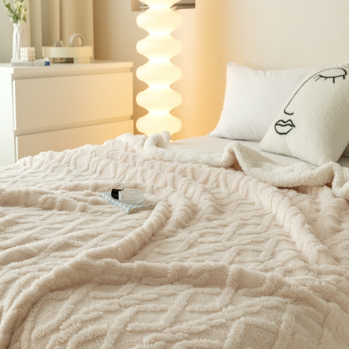 91家纺网 家纺一手货源 找家纺 梵克保罗 2024新款直播热款高克重双面绒塔芙绒羊羔绒复合提花毯子毛毯盖毯 米白色