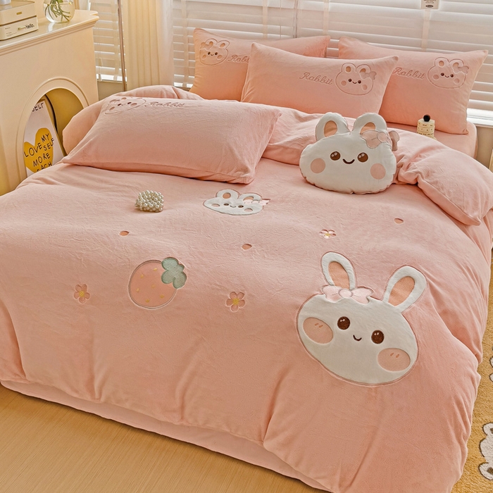 91家纺网 家纺一手货源 找家纺 （总）娜娜 2023新款牛奶绒毛巾绣四件套 萌萌兔系列