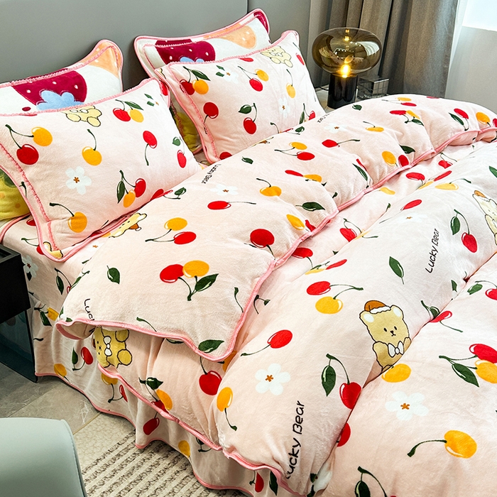 91家纺网 家纺一手货源 找家纺 欧喜璐 2023新款高克重牛奶绒四件套法莱绒金貂绒8.5斤加厚保暖-印花款 樱桃熊