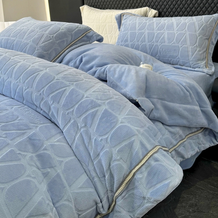 91家纺网 家纺一手货源 找家纺 2024新款雕花高密牛奶绒四件套-薇卡 薇卡-海天蓝