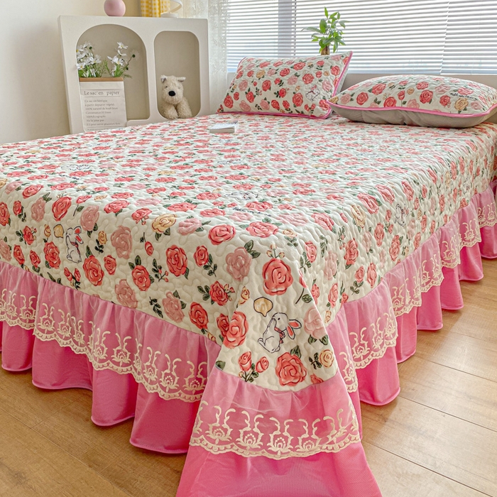 91家纺网 家纺一手货源 找家纺 同田家纺 2023新款牛奶绒韩系花边床盖系列 粉诺