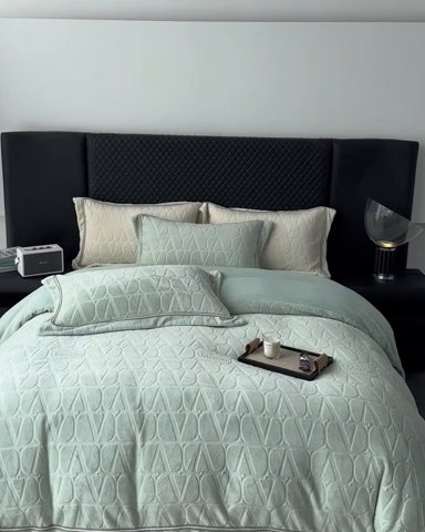 91家纺网 家纺一手货源 找家纺 2024新款雕花高密牛奶绒四件套-薇卡 薇卡-清新绿