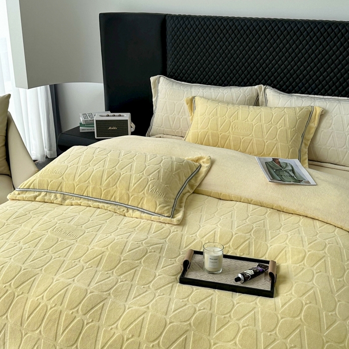 91家纺网 家纺一手货源 找家纺 2024新款雕花高密牛奶绒四件套-薇卡 薇卡-奶昔黄