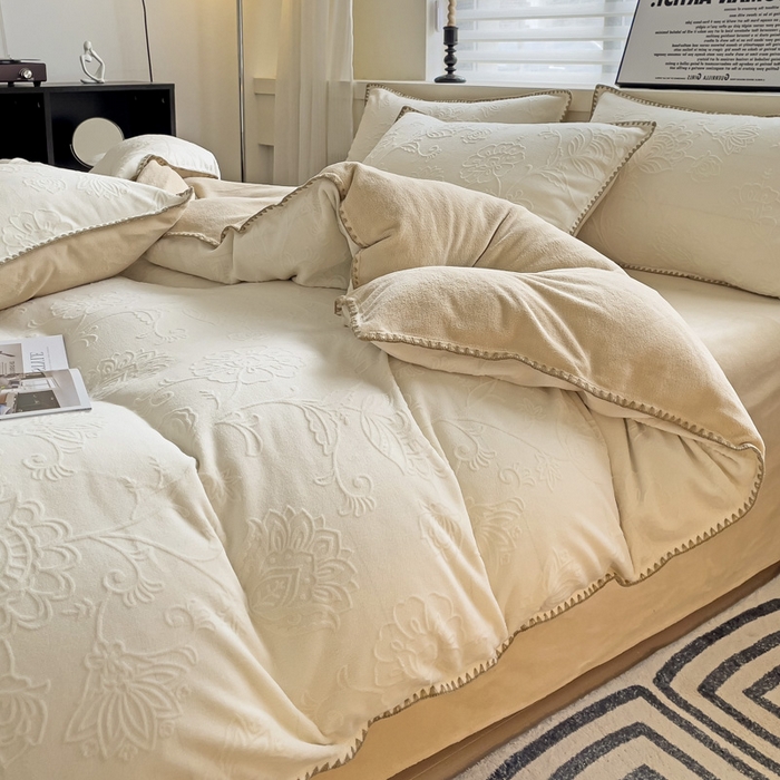 91家纺网 家纺一手货源 找家纺 慕澄 2023新款高克重贝壳边雕花绒四件套 雕花绒-白咖色