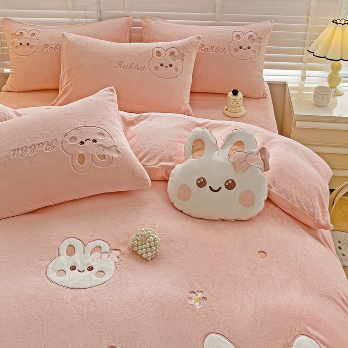 91家纺网 家纺一手货源 找家纺 （总）娜娜 2023新款牛奶绒毛巾绣四件套 萌萌兔系列