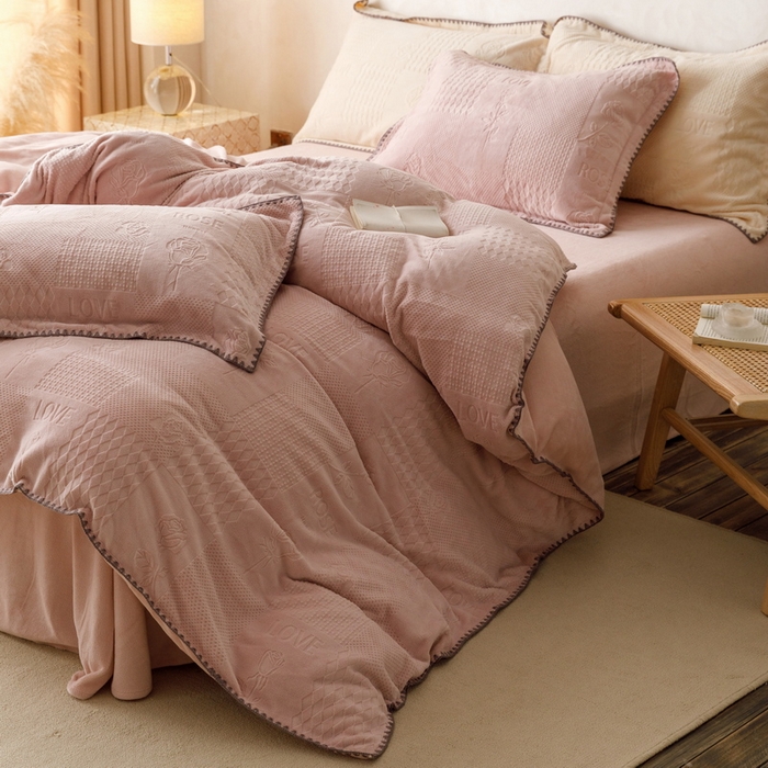 91家纺网 家纺一手货源 找家纺   艾莱  2023新款贝壳边加厚牛奶绒四件套-玫瑰爱人 玫瑰爱人-烟粉