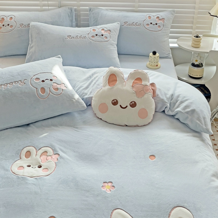 91家纺网 家纺一手货源 找家纺 娜娜 2023新款牛奶绒毛巾绣四件套 萌萌兔系列 萌萌兔-天空蓝