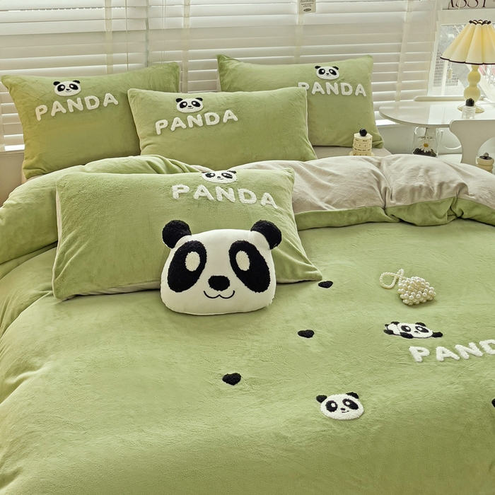 91家纺网 家纺一手货源 找家纺 娜娜 2023新款牛奶绒毛巾绣四件套 熊猫多多系列 熊猫多多-草绿
