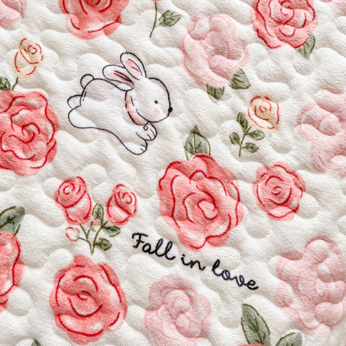 91家纺网 家纺一手货源 找家纺 同田家纺 2023新款牛奶绒韩系花边床盖系列 粉诺