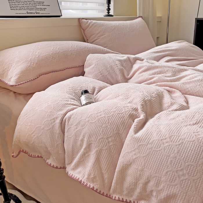 91家纺网 家纺一手货源 找家纺 慕澄 2023新款高克重贝壳边雕花绒四件套 雕花绒-落日粉