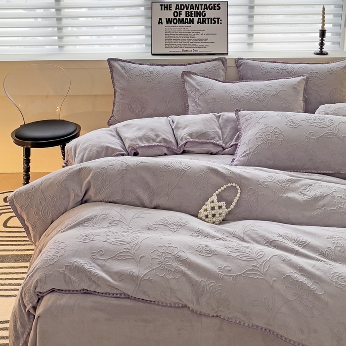 91家纺网 家纺一手货源 找家纺 慕澄 2023新款高克重贝壳边雕花绒四件套 雕花绒-云杉紫