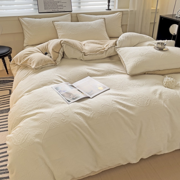 91家纺网 家纺一手货源 找家纺 慕澄 2023新款高克重贝壳边雕花绒四件套 雕花绒-白咖色