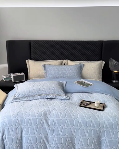 91家纺网 家纺一手货源 找家纺 2024新款雕花高密牛奶绒四件套-薇卡 薇卡-海天蓝