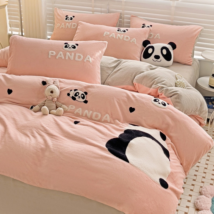 91家纺网 家纺一手货源 找家纺 娜娜 2023新款牛奶绒毛巾绣四件套 熊猫多多系列 熊猫多多-粉色