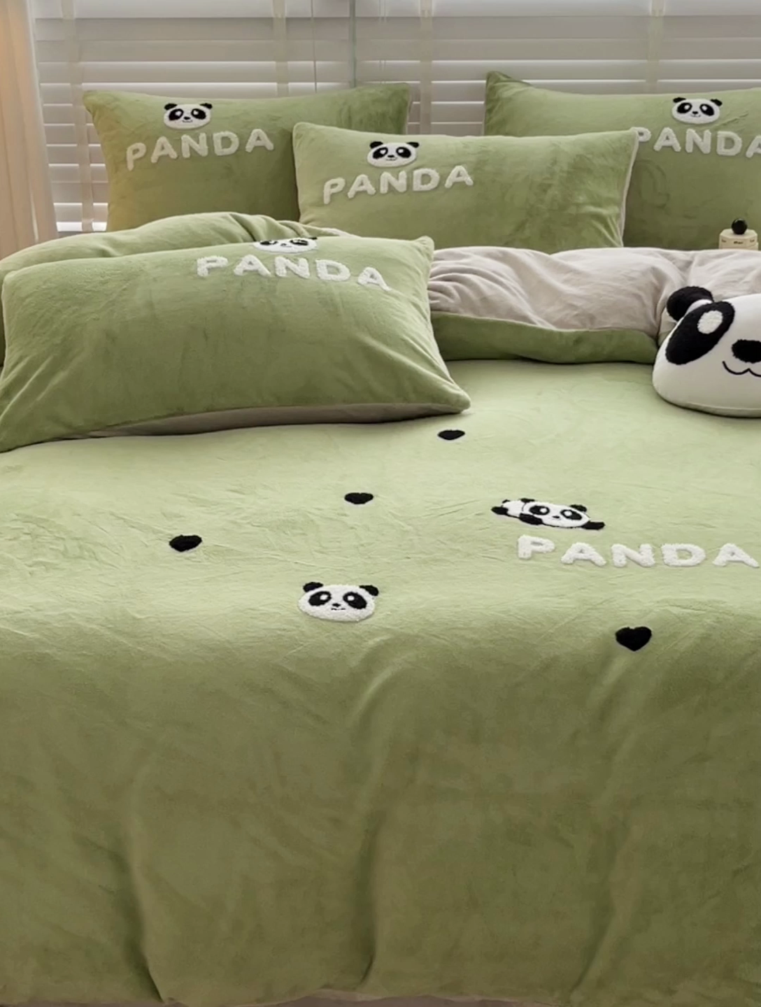 91家纺网 家纺一手货源 找家纺 （总）娜娜 2023新款牛奶绒毛巾绣四件套 熊猫多多系列