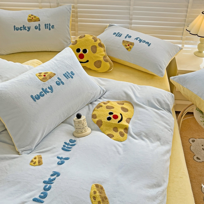 91家纺网 家纺一手货源 找家纺 娜娜 2023新款牛奶绒毛巾绣四件套 海绵宝宝系列 海绵宝宝-天空蓝