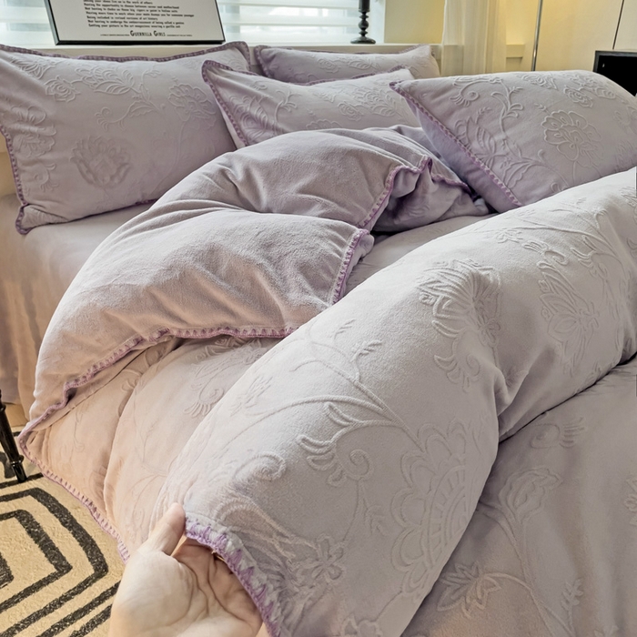 91家纺网 家纺一手货源 找家纺 慕澄 2023新款高克重贝壳边雕花绒四件套 雕花绒-云杉紫