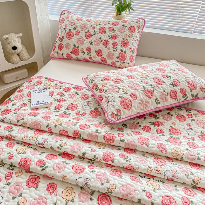 91家纺网 家纺一手货源 找家纺 同田家纺 2023新款牛奶绒韩系花边床盖系列 粉诺