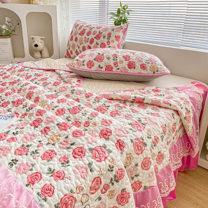 91家纺网 家纺一手货源 找家纺 同田家纺 2023新款牛奶绒韩系花边床盖系列 粉诺