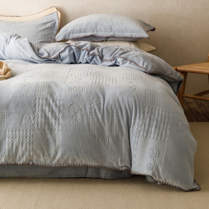91家纺网 家纺一手货源 找家纺   艾莱  2023新款贝壳边加厚牛奶绒四件套-玫瑰爱人 玫瑰爱人-蓝灰