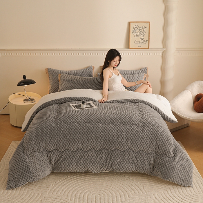91家纺网 家纺一手货源 找家纺 雅蔓依家纺 2025新款保暖龟背绒羊羔绒冬被被子被芯 唯美-烟灰