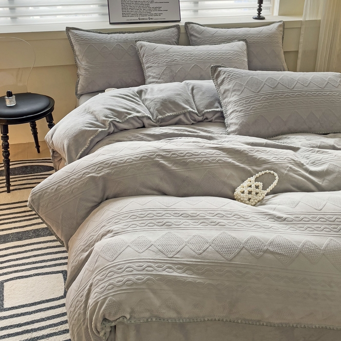 91家纺网 家纺一手货源 找家纺 慕澄 2023新款高克重贝壳边雕花绒四件套 雕花绒-水墨灰