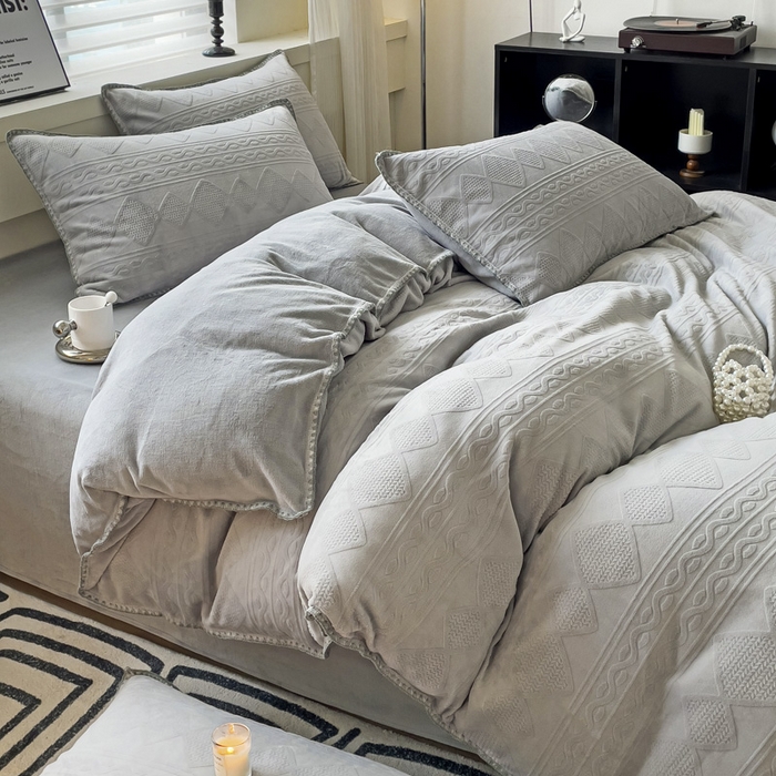 91家纺网 家纺一手货源 找家纺 慕澄 2023新款高克重贝壳边雕花绒四件套 雕花绒-水墨灰