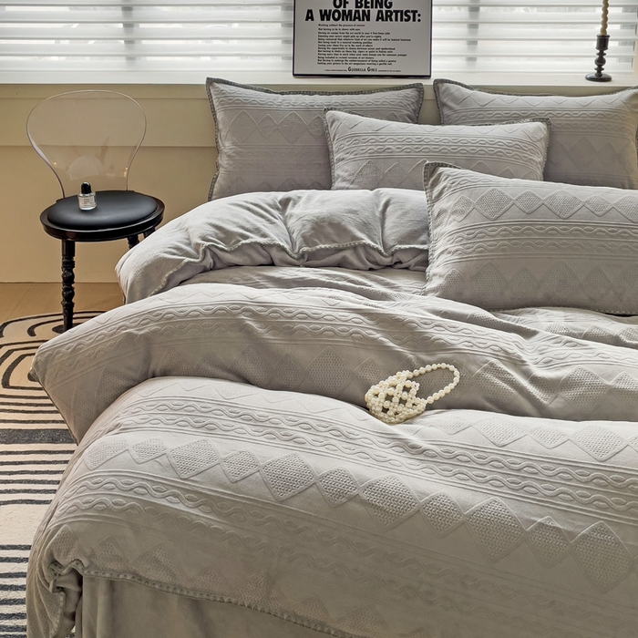 91家纺网 家纺一手货源 找家纺 慕澄 2023新款高克重贝壳边雕花绒四件套 雕花绒-水墨灰