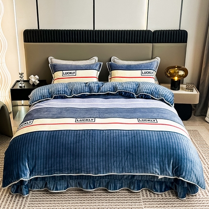 91家纺网 家纺一手货源 找家纺 欧喜璐 2023新款高克重牛奶绒四件套法莱绒金貂绒8.5斤加厚保暖-印花款 简约条纹