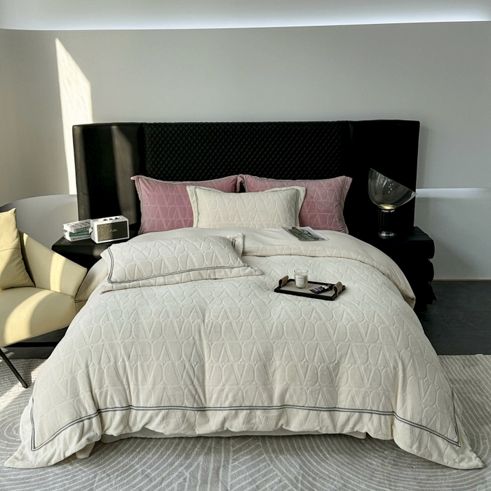 91家纺网 家纺一手货源 找家纺 2024新款雕花高密牛奶绒四件套-薇卡 薇卡-云朵白