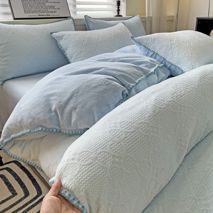 91家纺网 家纺一手货源 找家纺 慕澄 2023新款高克重贝壳边雕花绒四件套 雕花绒-海盐蓝