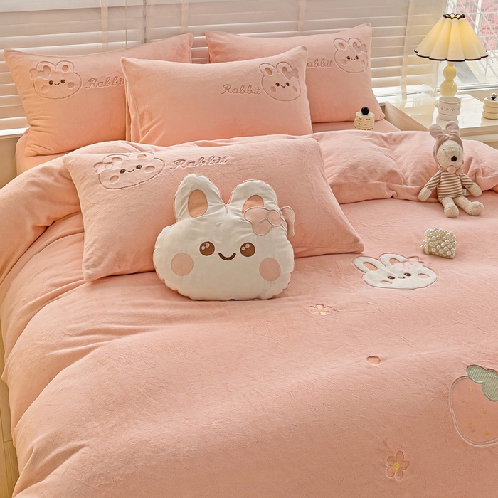 91家纺网 家纺一手货源 找家纺 娜娜 2023新款牛奶绒毛巾绣四件套 萌萌兔系列 萌萌兔-粉色