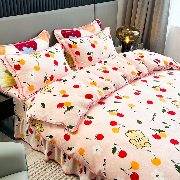 91家纺网 家纺一手货源 找家纺 欧喜璐 2023新款高克重牛奶绒四件套法莱绒金貂绒8.5斤加厚保暖-印花款 樱桃熊