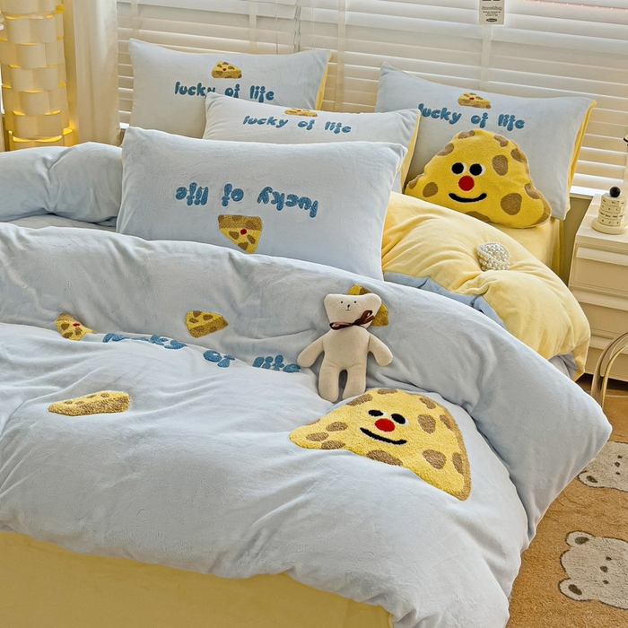 91家纺网 家纺一手货源 找家纺 娜娜 2023新款牛奶绒毛巾绣四件套 海绵宝宝系列 海绵宝宝-天空蓝