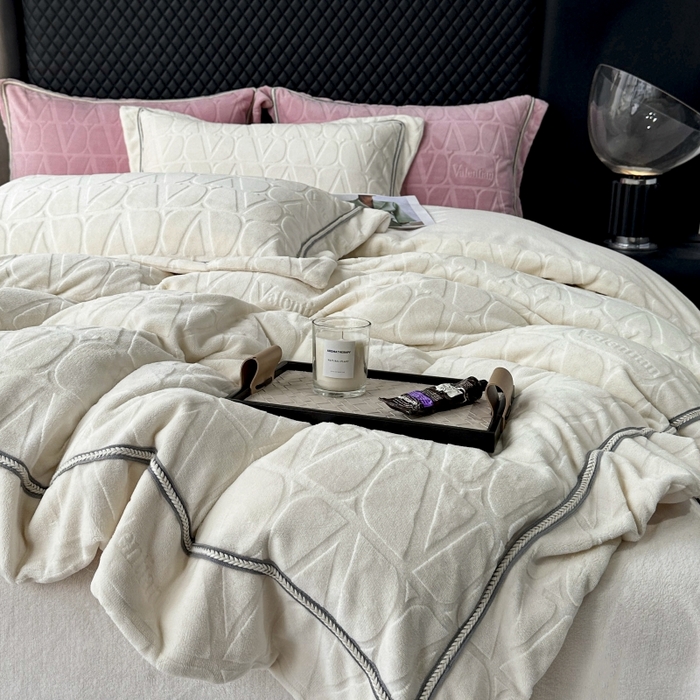 91家纺网 家纺一手货源 找家纺 2024新款雕花高密牛奶绒四件套-薇卡 薇卡-云朵白