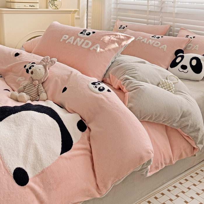 91家纺网 家纺一手货源 找家纺 娜娜 2023新款牛奶绒毛巾绣四件套 熊猫多多系列 熊猫多多-粉色