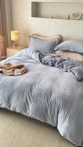 91家纺网 家纺一手货源 找家纺   艾莱  2023新款贝壳边加厚牛奶绒四件套-玫瑰爱人 玫瑰爱人-蓝灰