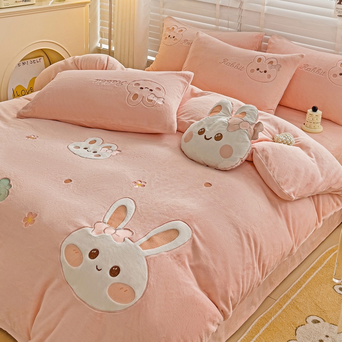 91家纺网 家纺一手货源 找家纺 （总）娜娜 2023新款牛奶绒毛巾绣四件套 萌萌兔系列