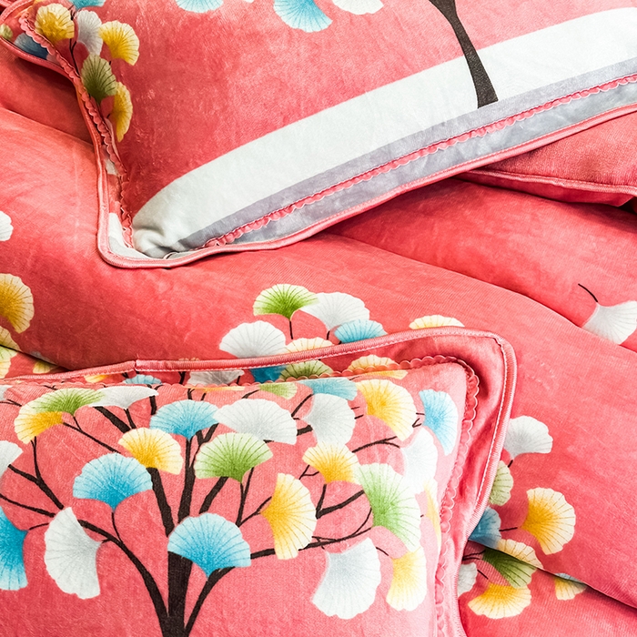 91家纺网 家纺一手货源 找家纺 欧喜璐 2023新款高克重牛奶绒四件套法莱绒金貂绒8.5斤加厚保暖-印花款 发财树