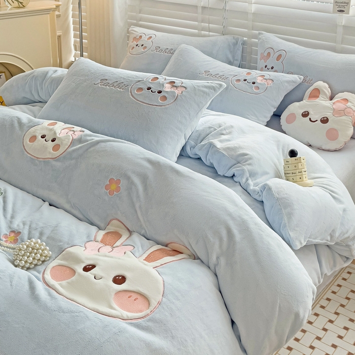 91家纺网 家纺一手货源 找家纺 娜娜 2023新款牛奶绒毛巾绣四件套 萌萌兔系列 萌萌兔-天空蓝