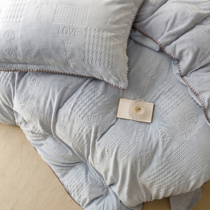 91家纺网 家纺一手货源 找家纺   艾莱  2023新款贝壳边加厚牛奶绒四件套-玫瑰爱人 玫瑰爱人-蓝灰