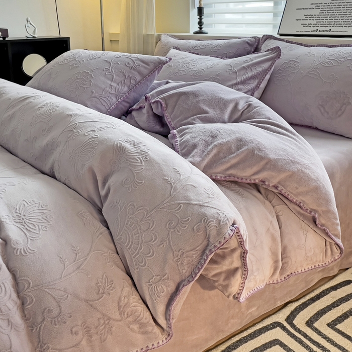 91家纺网 家纺一手货源 找家纺 慕澄 2023新款高克重贝壳边雕花绒四件套 雕花绒-云杉紫