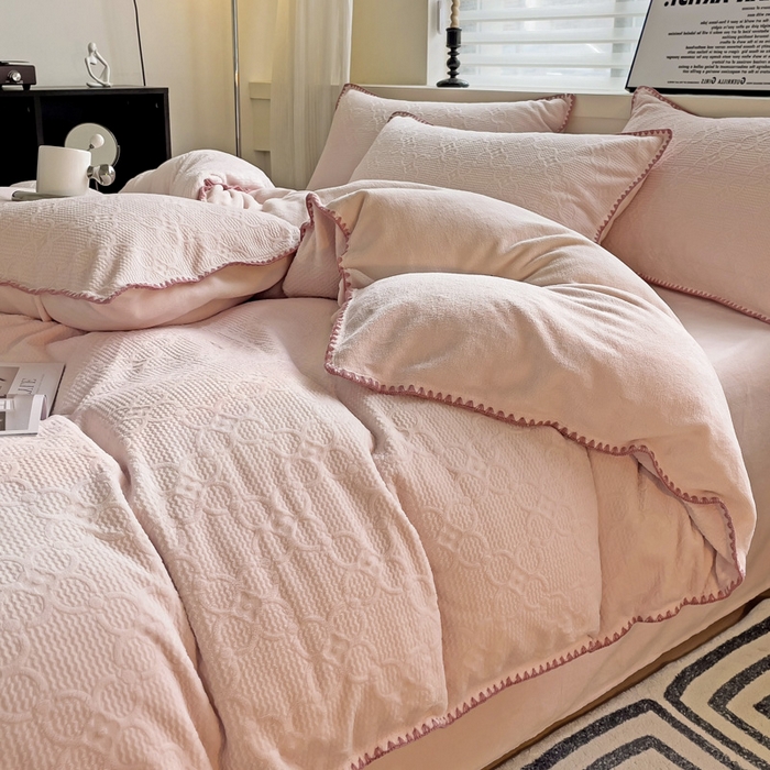 91家纺网 家纺一手货源 找家纺 慕澄 2023新款高克重贝壳边雕花绒四件套 雕花绒-落日粉