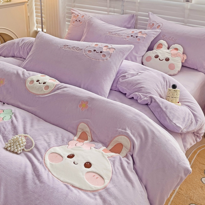 91家纺网 家纺一手货源 找家纺 娜娜 2023新款牛奶绒毛巾绣四件套 萌萌兔系列 萌萌兔-浅紫