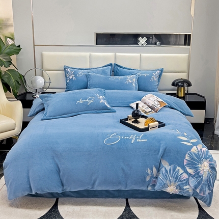 91家纺网 家纺一手货源 找家纺 星尚家纺 2023新款230g全消光牛奶绒四件套-花漾 宾利蓝