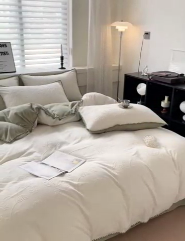 91家纺网 家纺一手货源 找家纺 慕澄 2023新款高克重贝壳边雕花绒四件套 雕花绒-白+绿