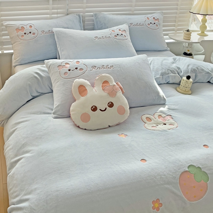 91家纺网 家纺一手货源 找家纺 娜娜 2023新款牛奶绒毛巾绣四件套 萌萌兔系列 萌萌兔-天空蓝