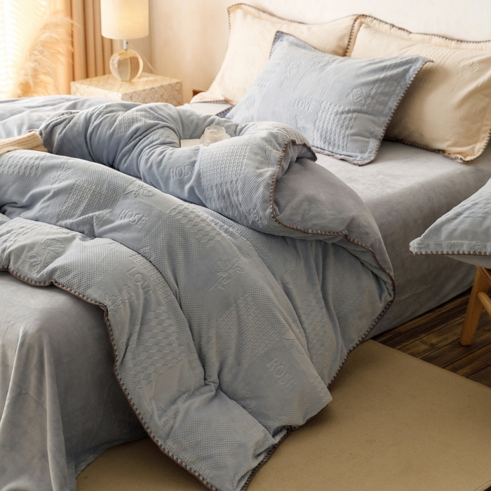 91家纺网 家纺一手货源 找家纺   艾莱  2023新款贝壳边加厚牛奶绒四件套-玫瑰爱人 玫瑰爱人-蓝灰